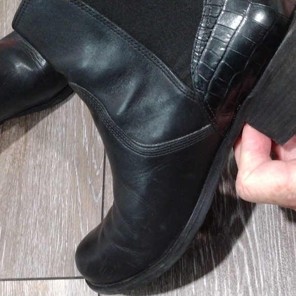 UGG black leather ankle booties with croc print heels. Size 8 - Picture 9 of 14